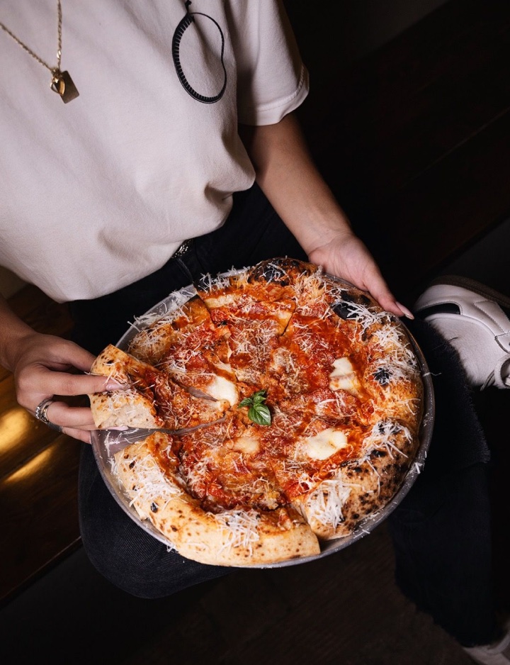 Αυθεντική πίτσα Knack & Snack με San Marzano, τυρί και φρέσκο βασιλικό